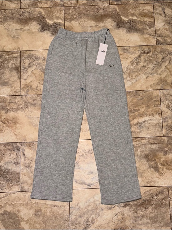 ALO Yoga Pants - Alo Yoga Accolade Straight Leg Sweatpants Athletic Heather Grey Size Small